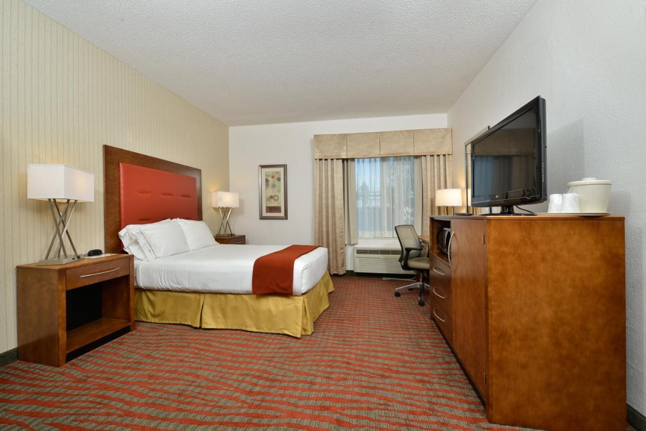 Holiday Inn Express Boston-Milford By Ihg Екстериор снимка