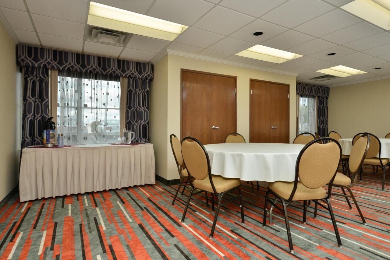 Holiday Inn Express Boston-Milford By Ihg Екстериор снимка