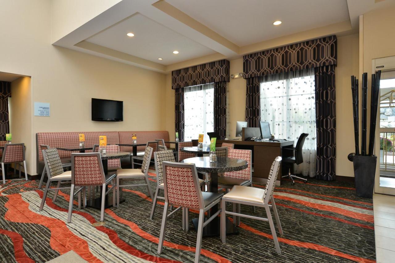 Holiday Inn Express Boston-Milford By Ihg Екстериор снимка