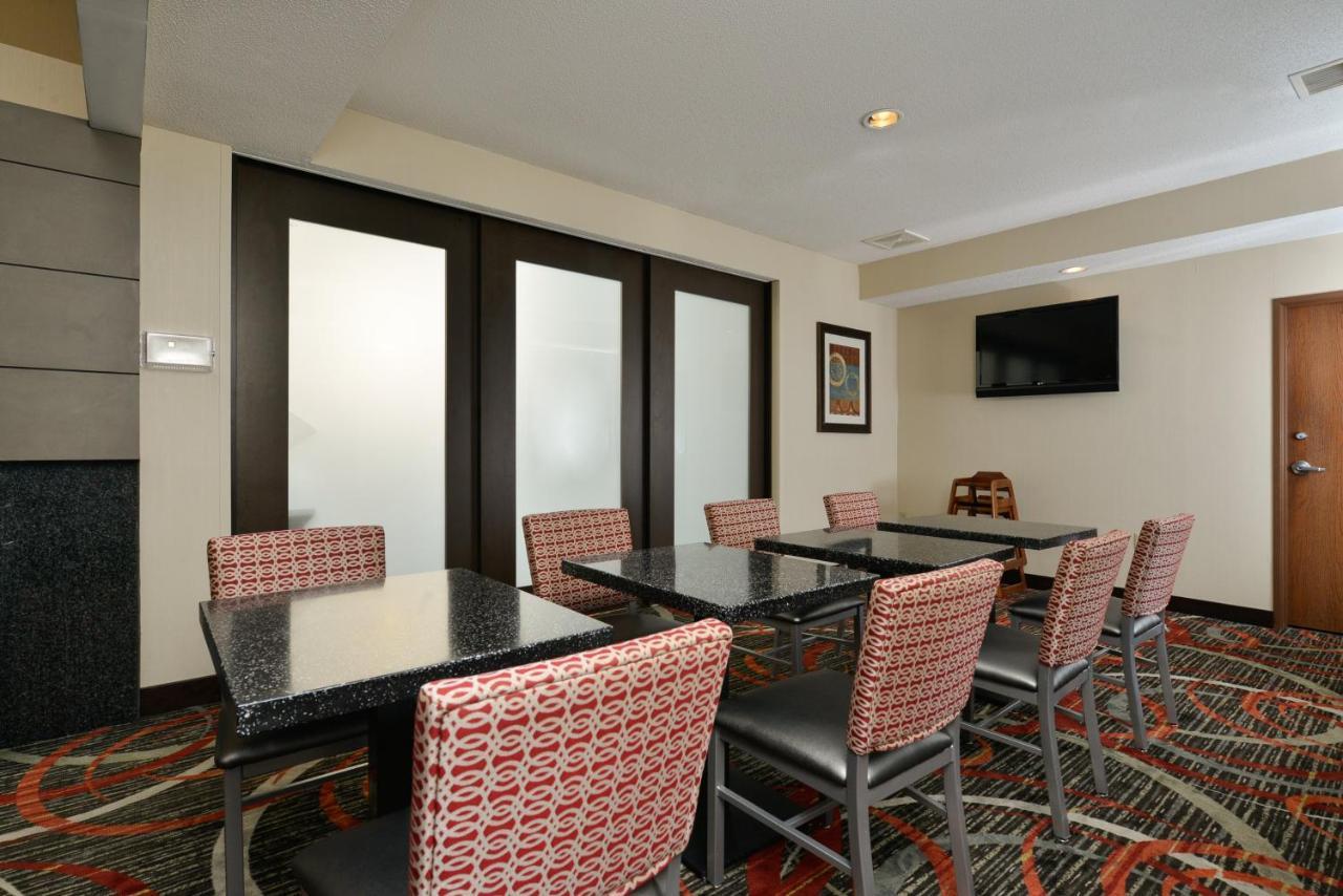 Holiday Inn Express Boston-Milford By Ihg Екстериор снимка