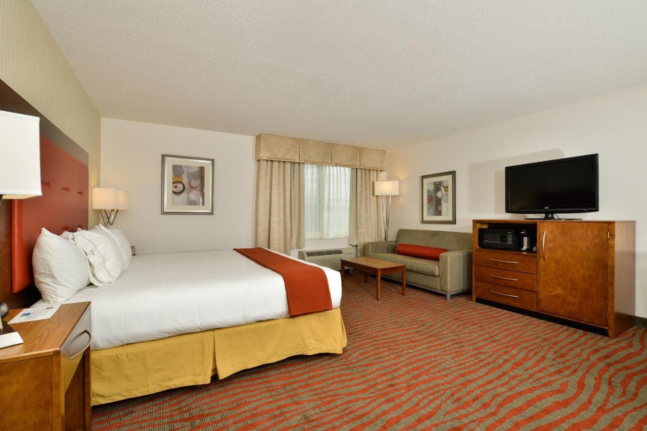 Holiday Inn Express Boston-Milford By Ihg Екстериор снимка